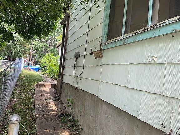 4th image of 819 Dakota St