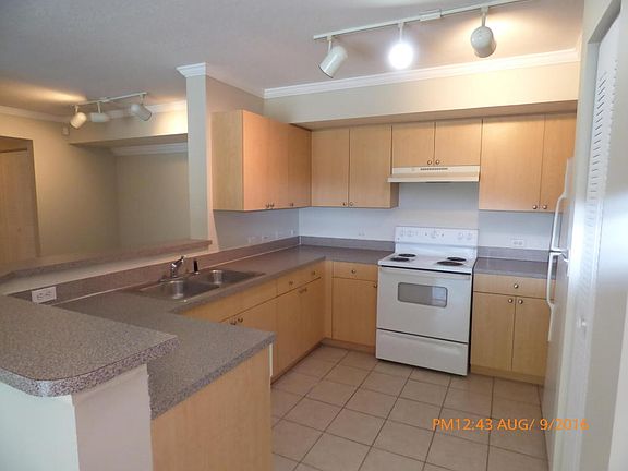 3rd image of 803 Villa Cir