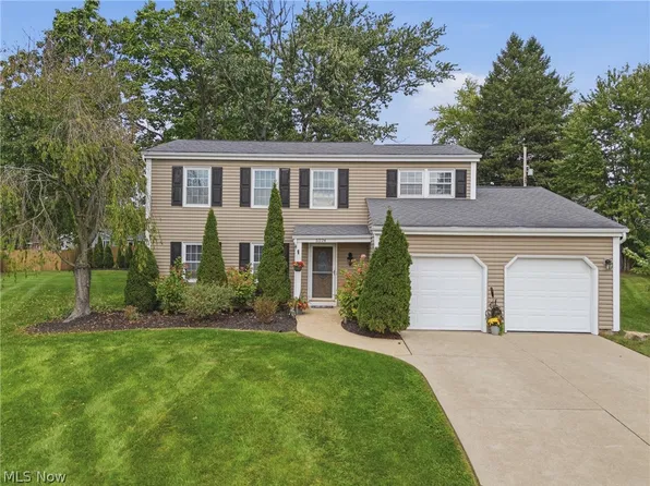 5224 Oakbriar Cir NE, Canton, OH 44705