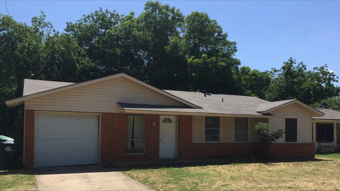 3 bed, 1.5 bath, 1059 sqft, $1,700 — Photo 1