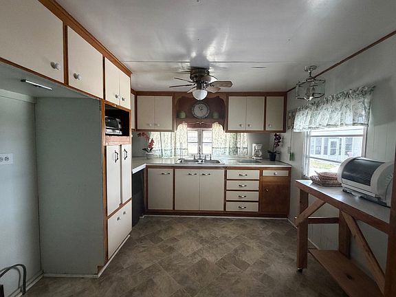 3rd image of 418 Cobalt Ave