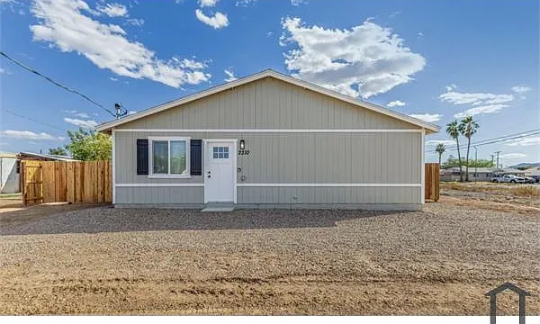 3 bed, 951 sqft, $1,999 — Photo 1