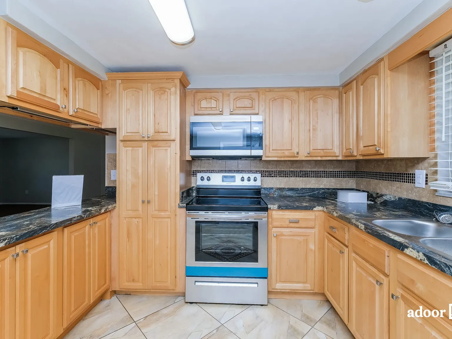 3 bed, 2.0 bath, 1469 sqft, $1,995 — Photo 2