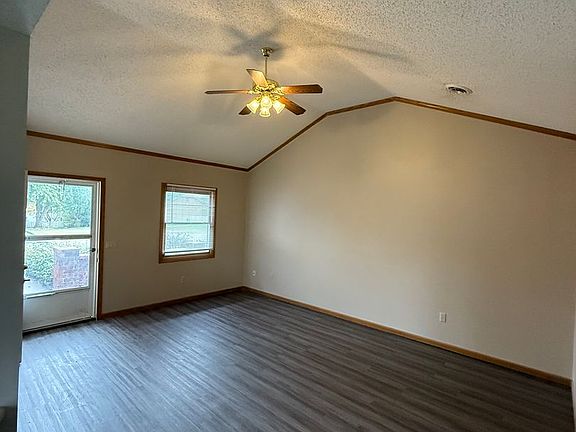 3rd image of 604-606 Tamerisk Dr #604