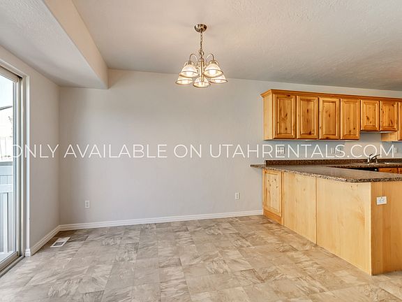 5th image of 596 W Goldenrod Way