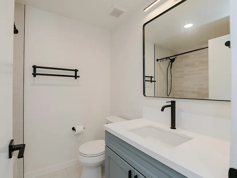 2nd bathroom with tub