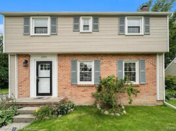 2611 Colrain Dr, Waterford, MI 48328