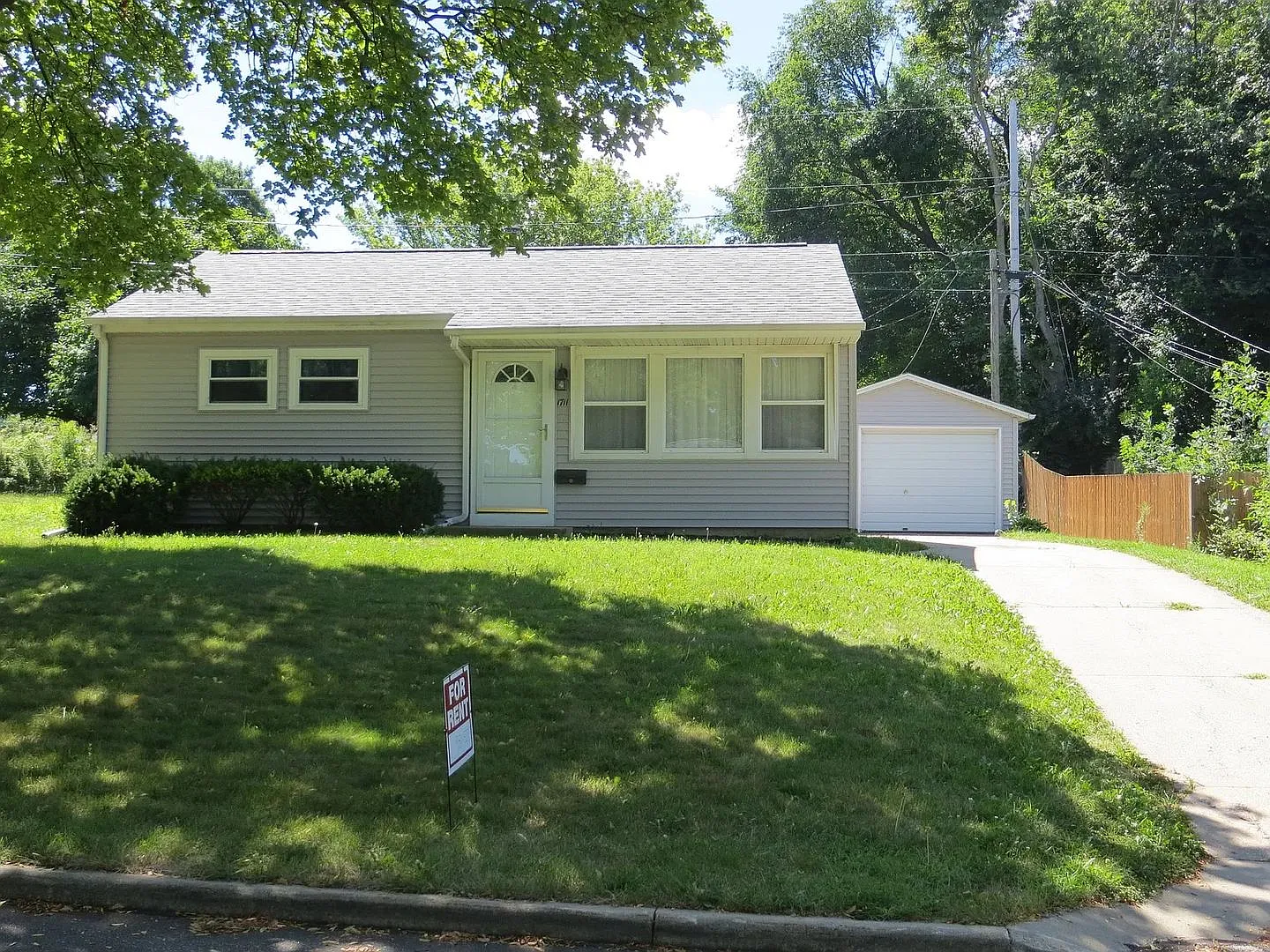 1711 Keith Dr NE - Cedar Rapids, IA — Photo 1