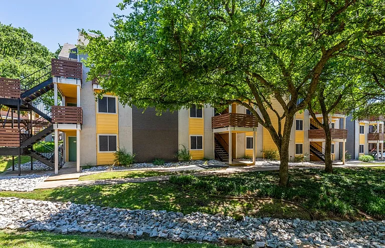 Flintridge Apartment Homes — Photo 16