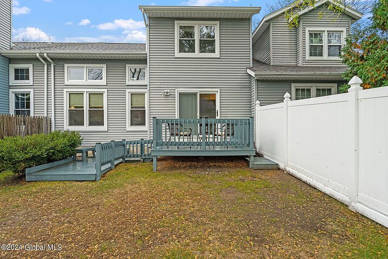 4th image of 530 Highwood Circle