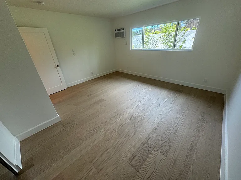 Primrose Ave — Photo 37