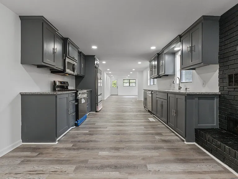 2201 S Pine St #1 — Photo 5