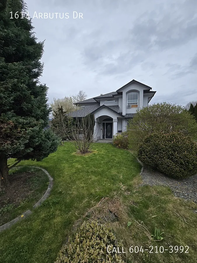 Spacious Home in Quiet Neighborhood — Photo 1