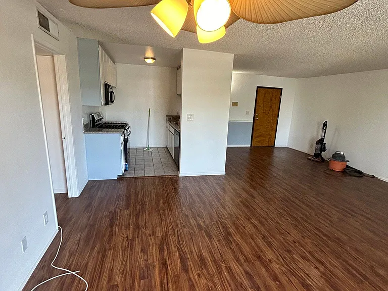 5320 Whitsett Ave #8 — Photo 24