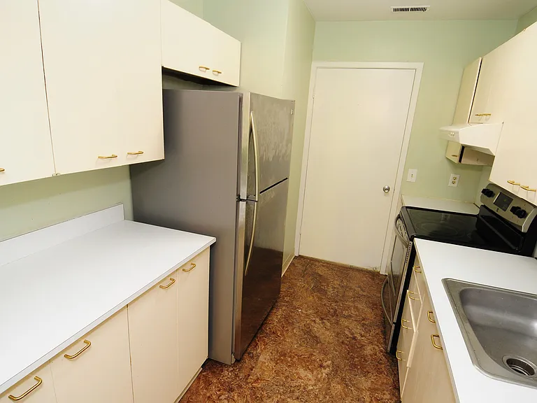 684 Peninsula Ct — Photo 15