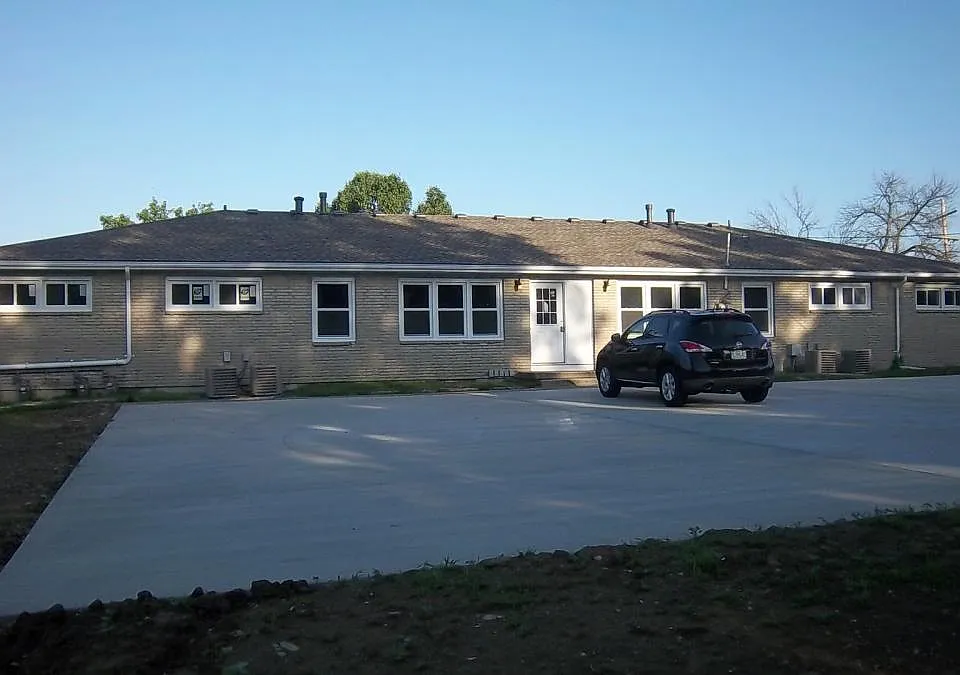 7111 N Chatham Ave