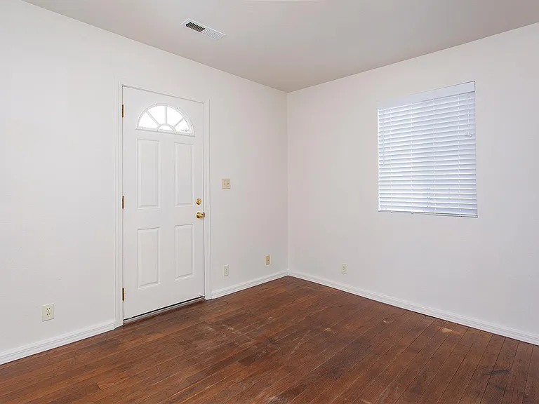 425 Stewart St — Photo 5