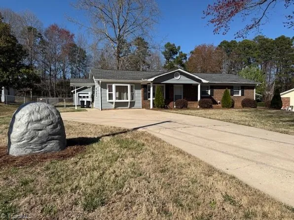 4745 Nokomis Dr, Kernersville, NC 27284