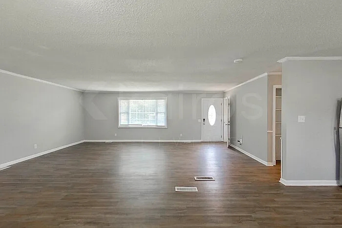 3 bed, 1.5 bath, 1370 sqft, $1,775 — Photo 2