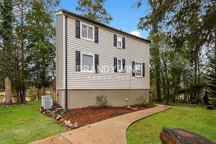 4 bed, 2.5 bath, 2784 sqft, $2,035 — Photo 2