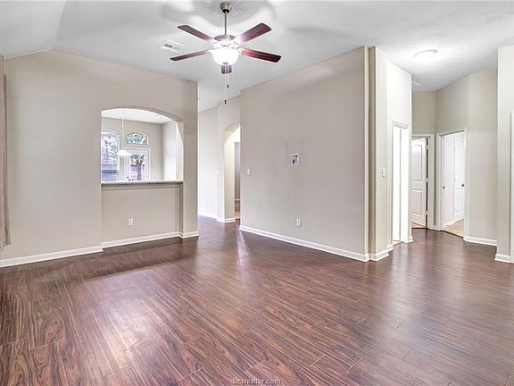 4th image of 1087 Venice Dr