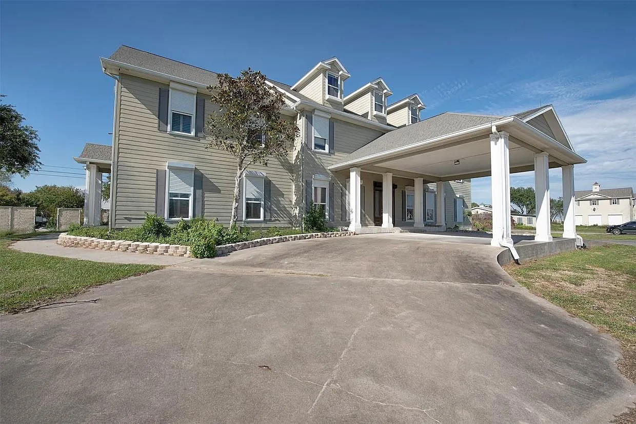 3 bed, 5.0 bath, 7128 sqft, $3,700 — Photo 3