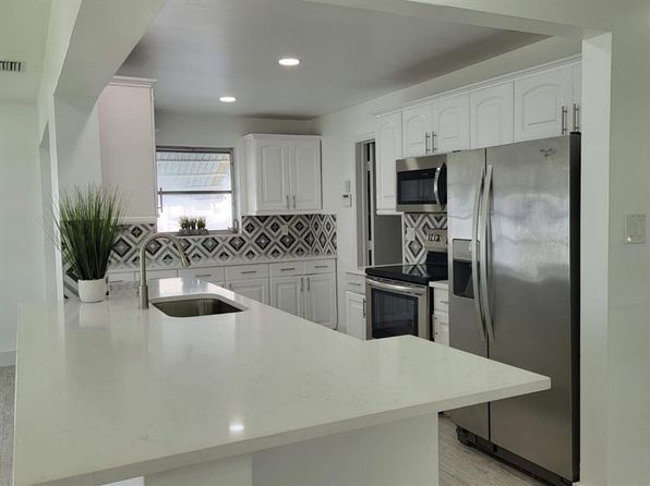 220 NW 25th Ct
