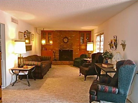 Great Room w/ Fireplace