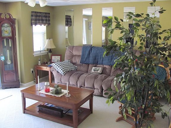 3rd image of 19 W Hill Dr #19