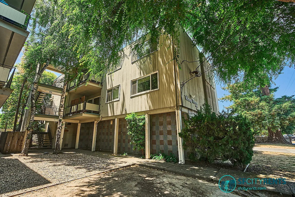 Building Photo - 1540 Hudson St #203