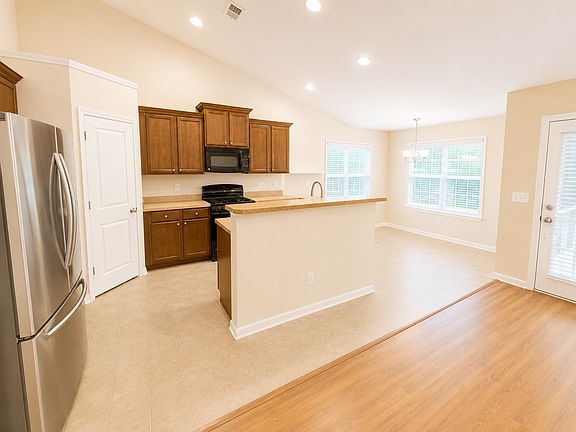 4th image of 233 Glossy Green Ln