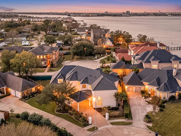 1002 Island Vw, Kemah, TX 77565