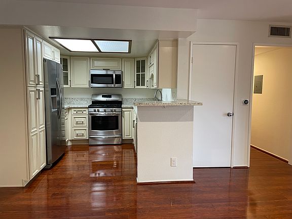 4th image of 1535 S Bentley Ave APT 204