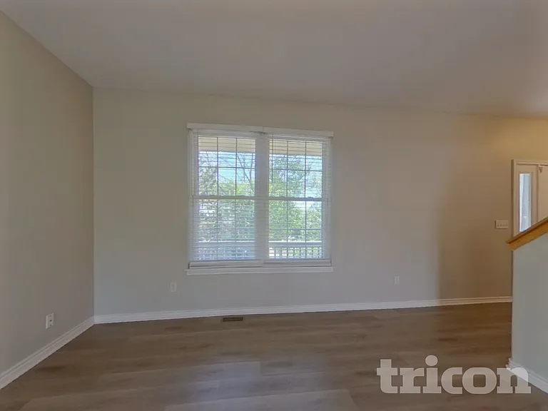 385 Longspur Dr — Photo 3