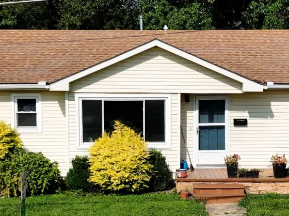 409 S 1st St, Fairfield, IL 62837