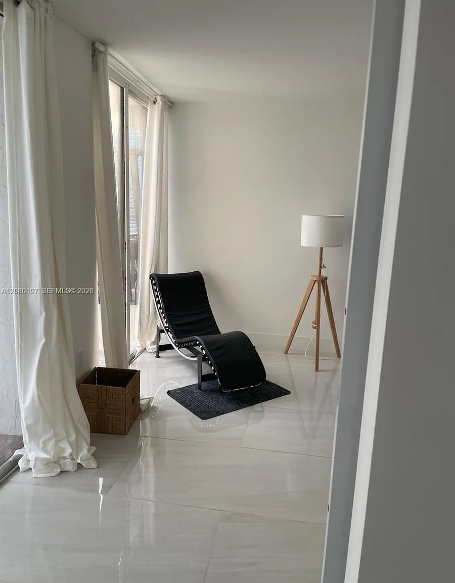 Venetia Condo — Photo 4
