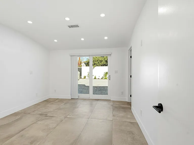 22257 Wyandotte St — Photo 15