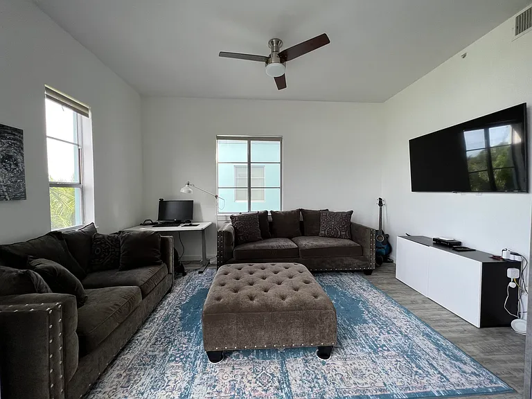 335 SE 6th Ave #402 — Photo 4