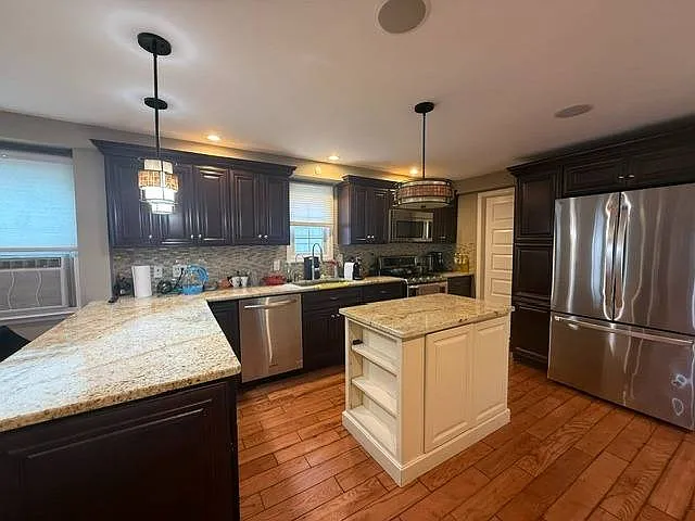 3 bed, 2.0 bath, 960 sqft, $3,700 — Photo 1
