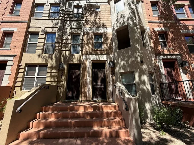 555 W 6th St — Photo 33