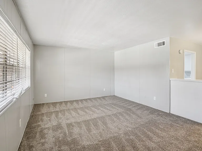 London Square Apartments — Photo 27