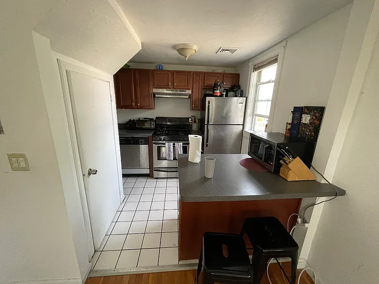 87 Sheridan St #4 — Photo 1