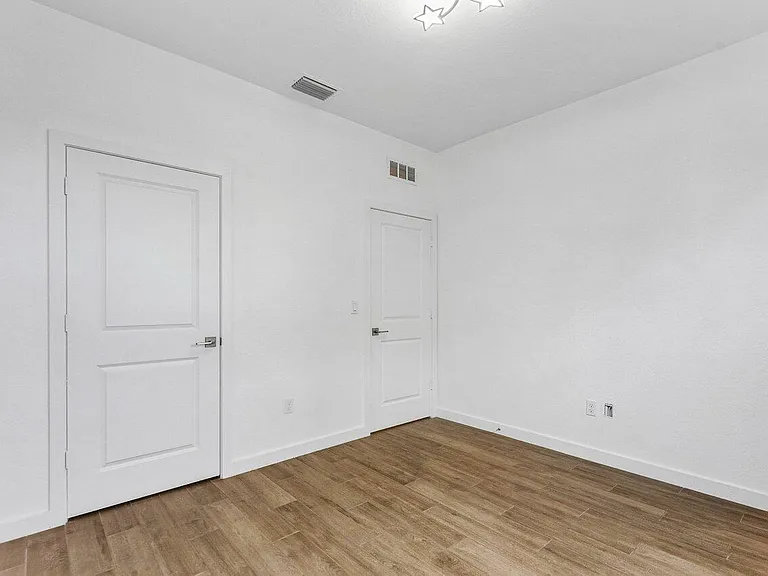 2770 NE Breezeway Cir — Photo 10