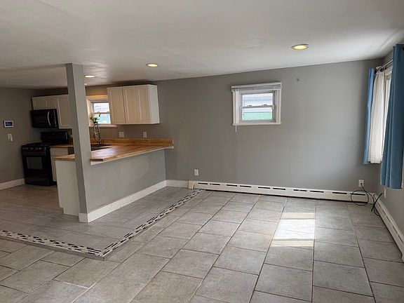 5th image of 493 Rivet St