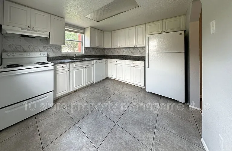 4725 39th Ave N #101 — Photo 6