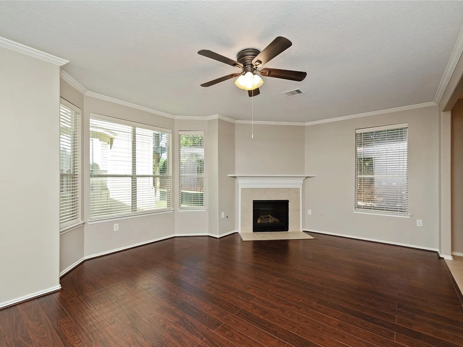 2 bed, 1.0 bath, 1219 sqft, $2,000 — Photo 2