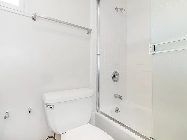Sea Breeze Beach Apartments — Photo 27