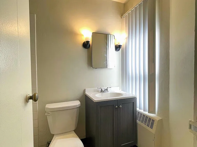 427 4th St SE #105 — Photo 9