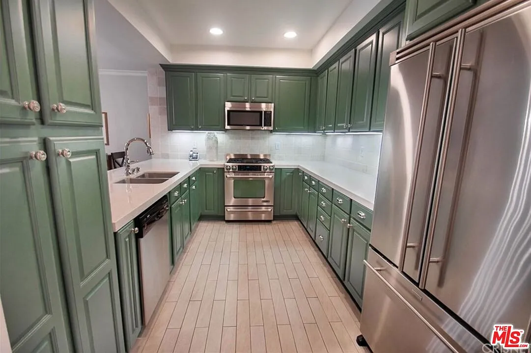 3 bed, 3.0 bath, 1800 sqft, $4,400 — Photo 1