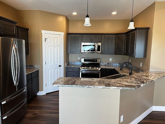 kitchen w/ gas range 